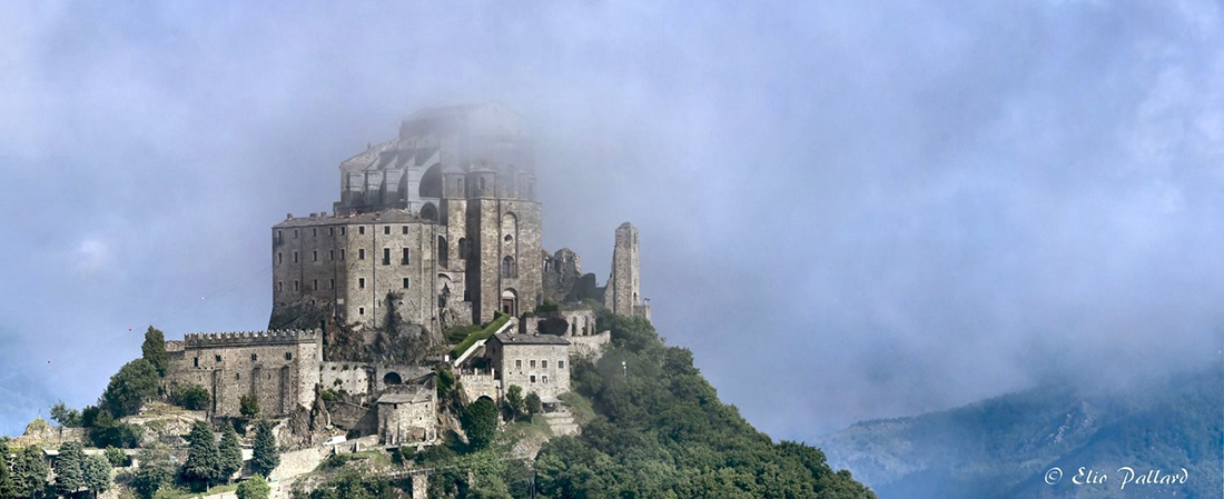 La Sacra di San Michele tra una perturbazione e l'altra si mostra con un mantello di nuvole - 31.05.16 - #fotodelgiorno di Elio Pallard